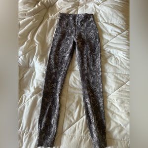 snakeskin lululemon leggings. brand new. never worn. size 2.